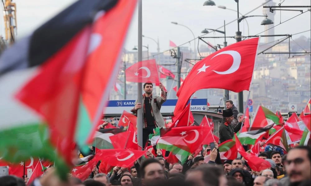 Μεγάλη διαδήλωση στην Κωνσταντινούπολη για τον πόλεμο στη Γάζα